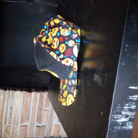 Cute emoji hat - Picture 6 of 8